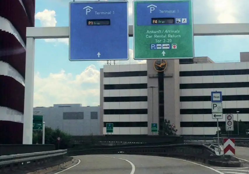 Follow «Ankunft/Arrivals» using the middle lane.