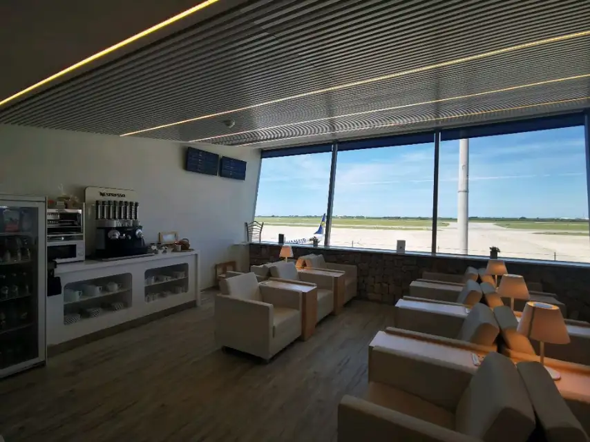 Photos of service Fast Track + VIP Lounge in an airport Menorca (MAH)