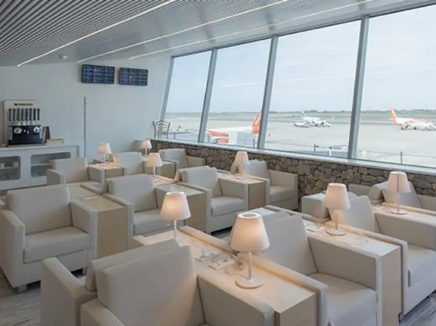 Photos of service Fast Track + VIP Lounge in an airport Menorca (MAH)